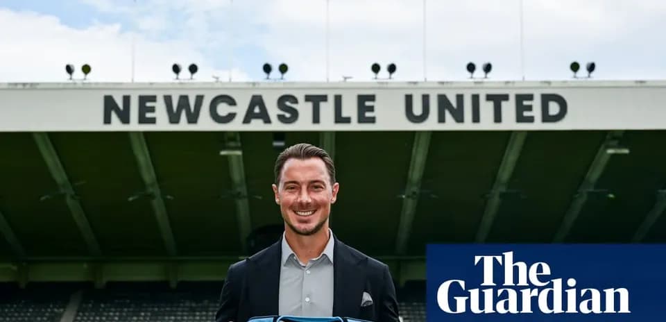 Jugador sosteniendo camiseta de Newcastle United en estadio
