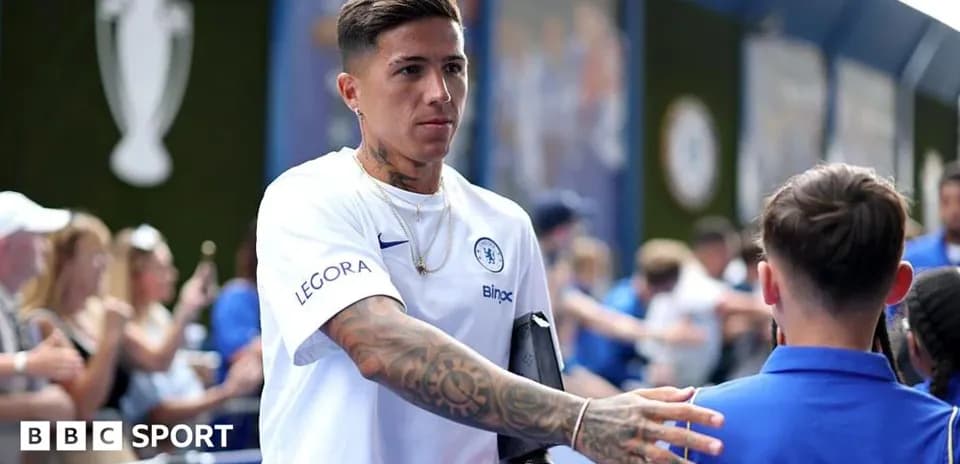 Jugador de Chelsea saludando a un fan
