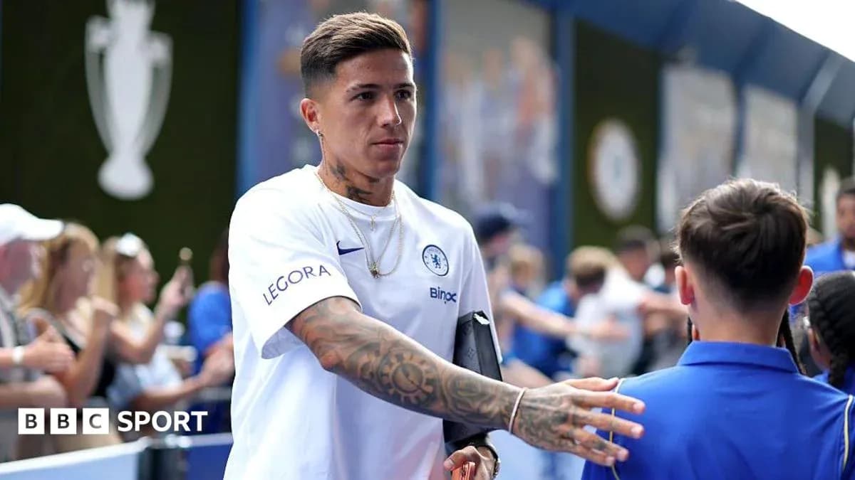 Jugador de Chelsea saludando a un fan