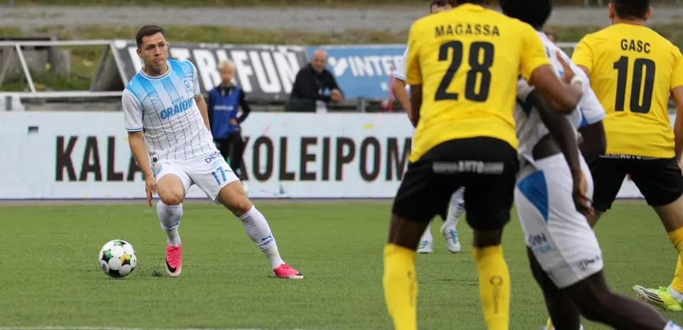Jugador de Universitatea Craiova en acción