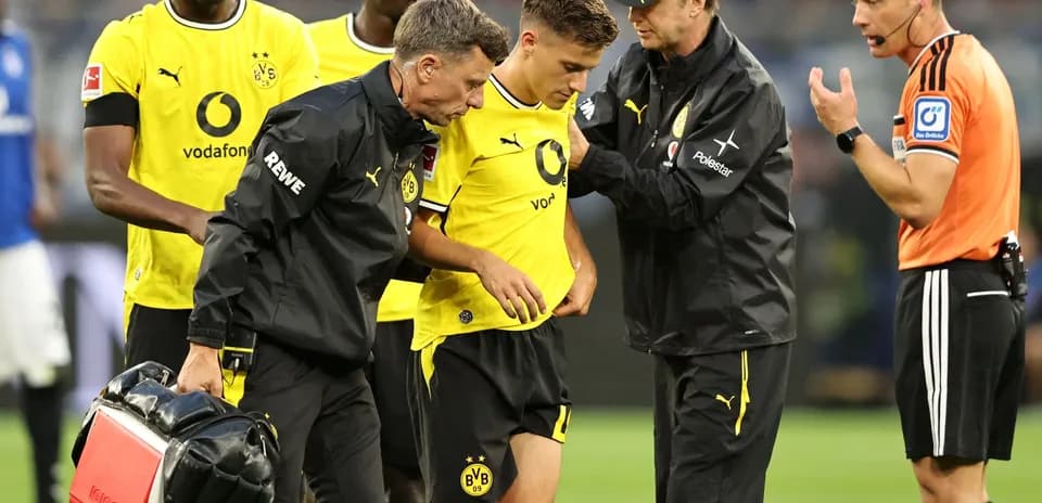 Jugador de Borussia Dortmund siendo atendido por médicos