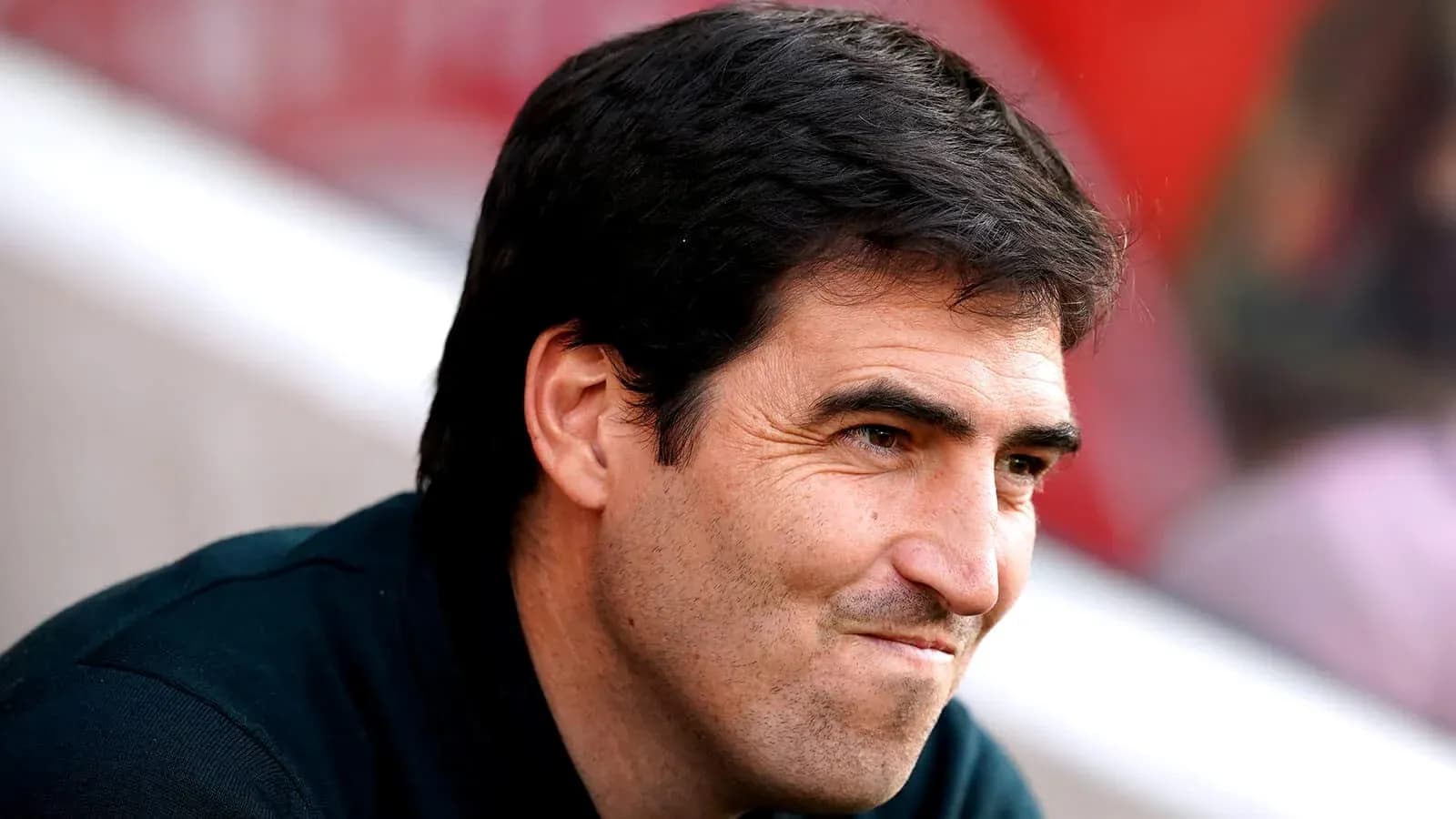 Entrenador observando el partido desde la banca