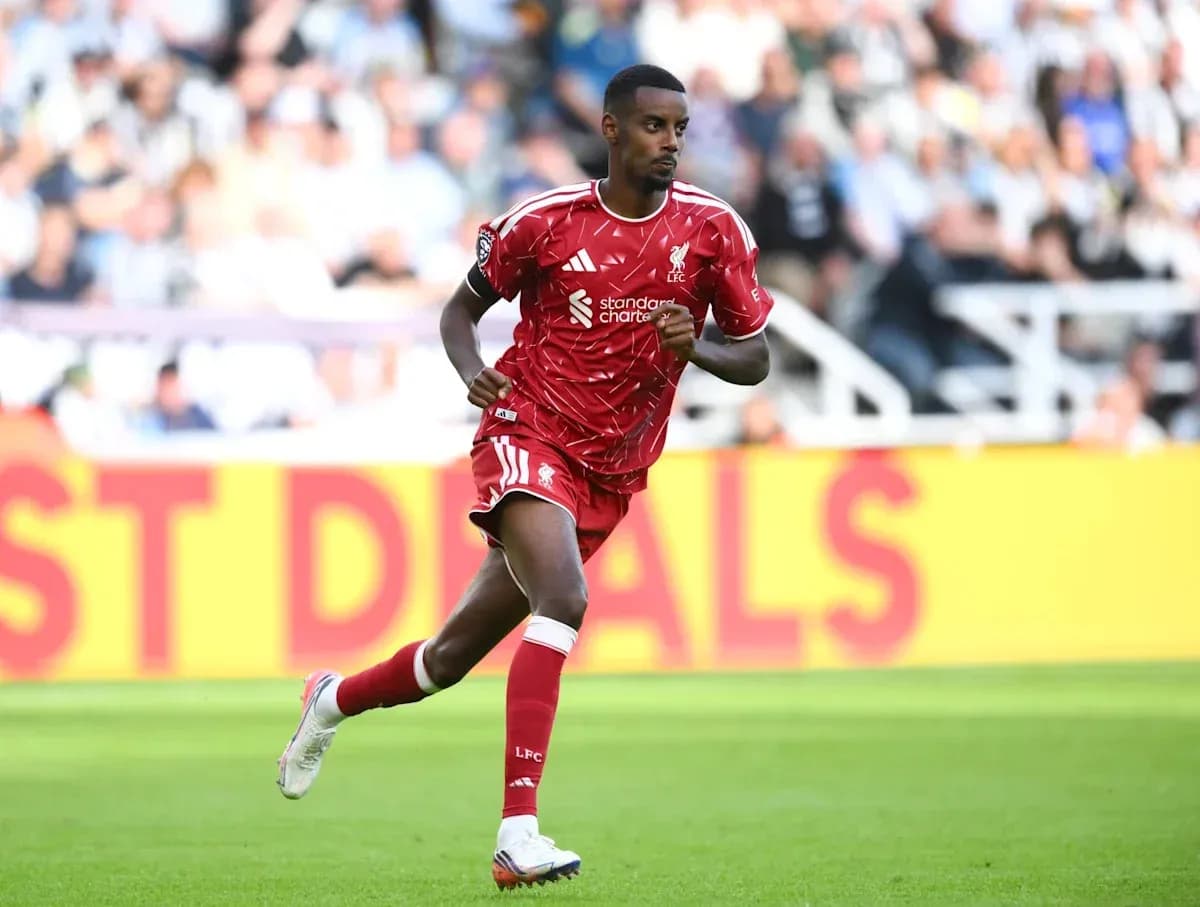 Jugador de Liverpool corriendo en el campo de juego
