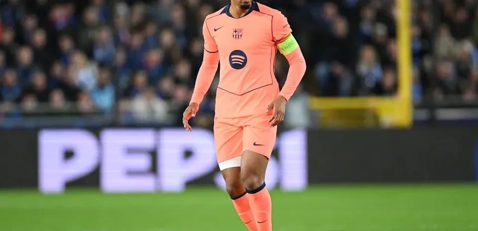 Jugador con uniforme naranja en el campo de fútbol
