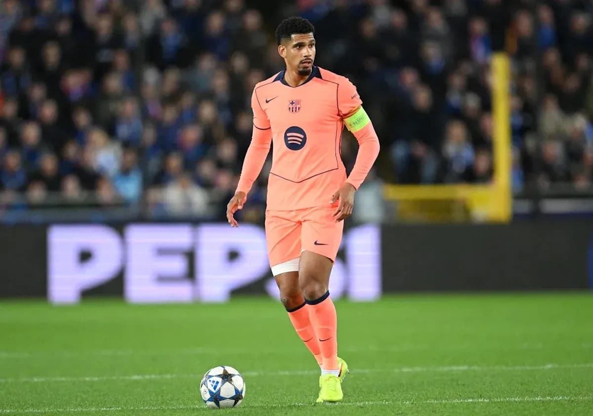 Jugador con uniforme naranja en el campo de fútbol