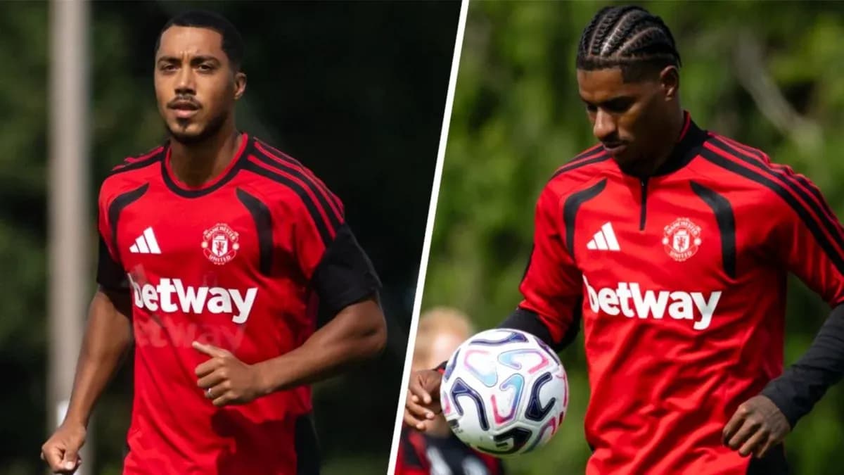 Jugadores de Manchester United entrenando con balón