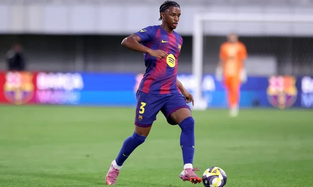 Jugador de Barcelona corriendo con el balón en el campo Jugador de Barcelona corriendo con el balón en el campo