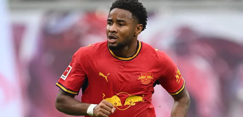 Jugador corriendo con camiseta de RB Leipzig