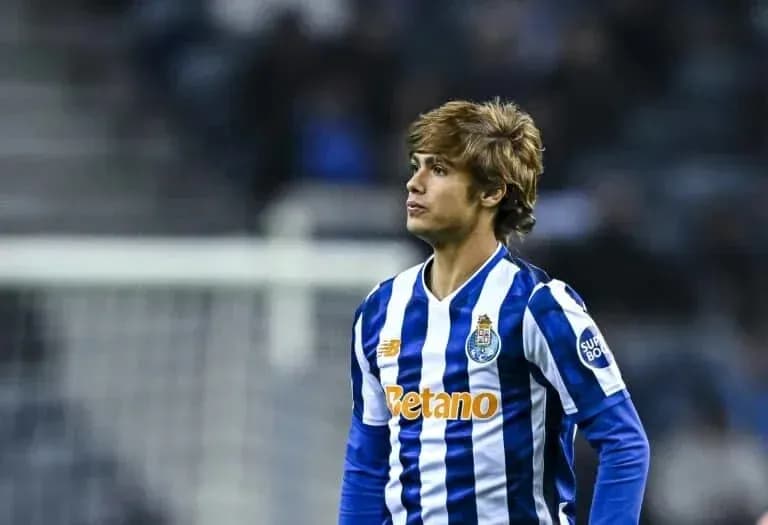 Jugador del FC Porto en el campo durante partido
