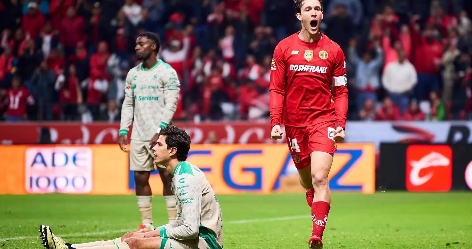 Jugador de Toluca celebra un gol