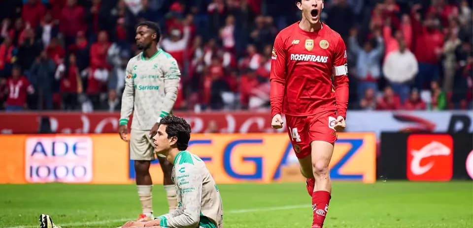 Jugador de Toluca celebra un gol