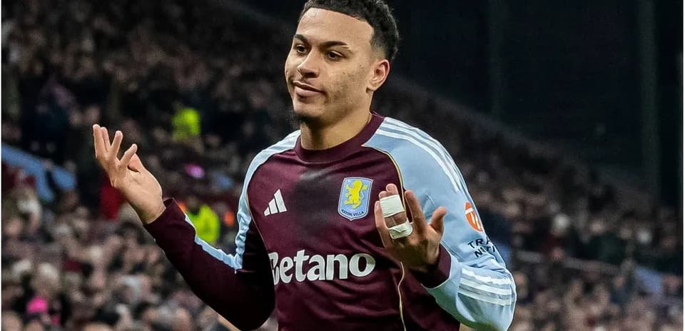 Jugador de Aston Villa mostrando gestos en el campo