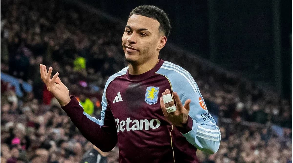 Jugador de Aston Villa mostrando gestos en el campo