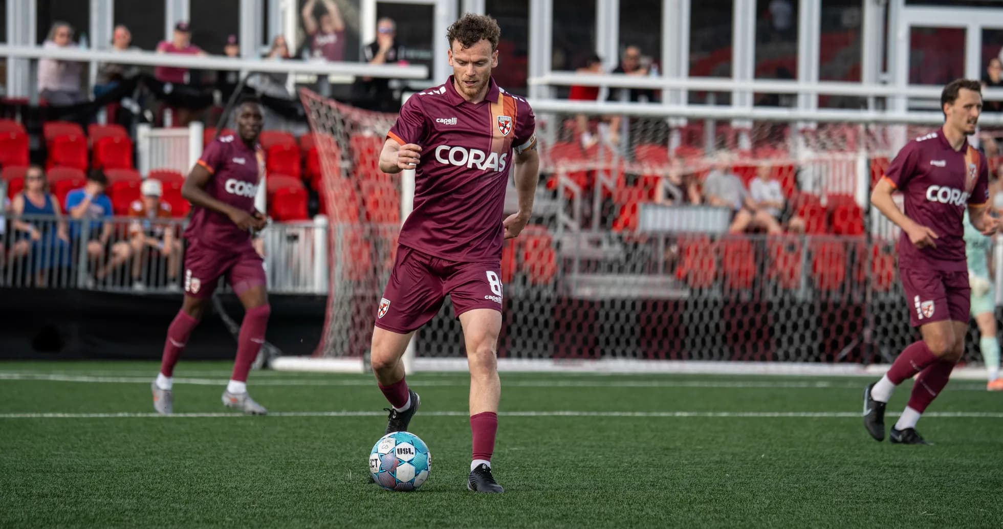 Jugador de Monterey Bay con balón en el campo