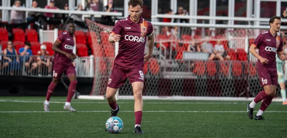 Jugador de Monterey Bay con balón en el campo