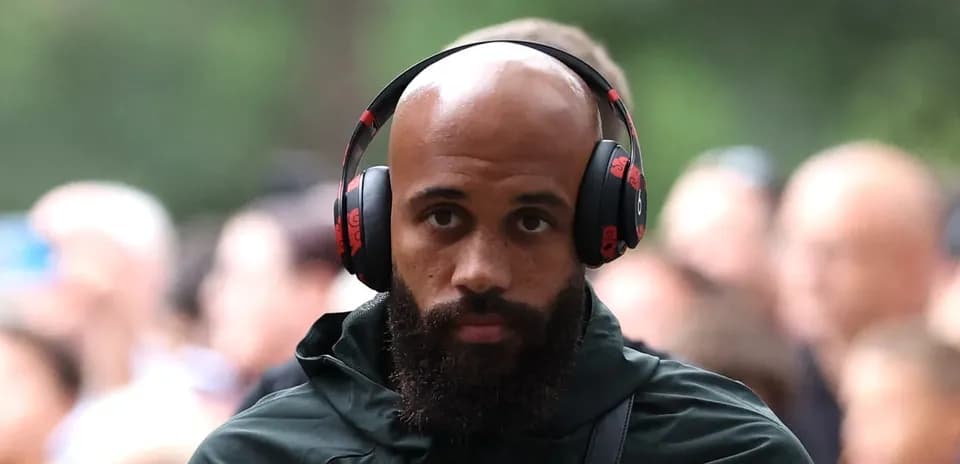 Jugador caminando con auriculares antes del partido