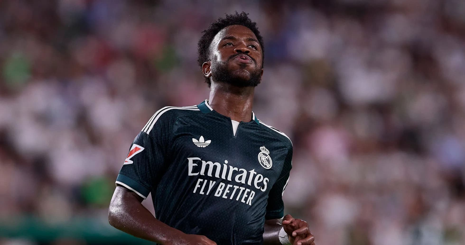 Jugador de Real Madrid en partido, camiseta oscura