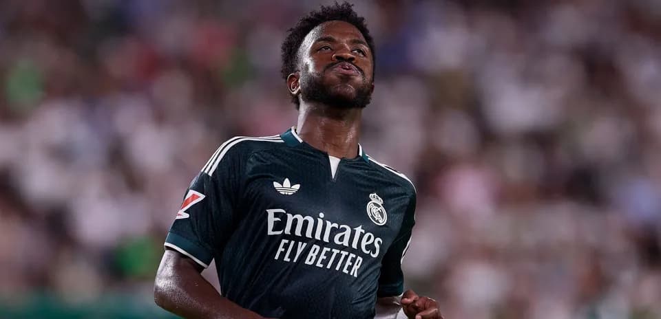 Jugador de Real Madrid en partido, camiseta oscura