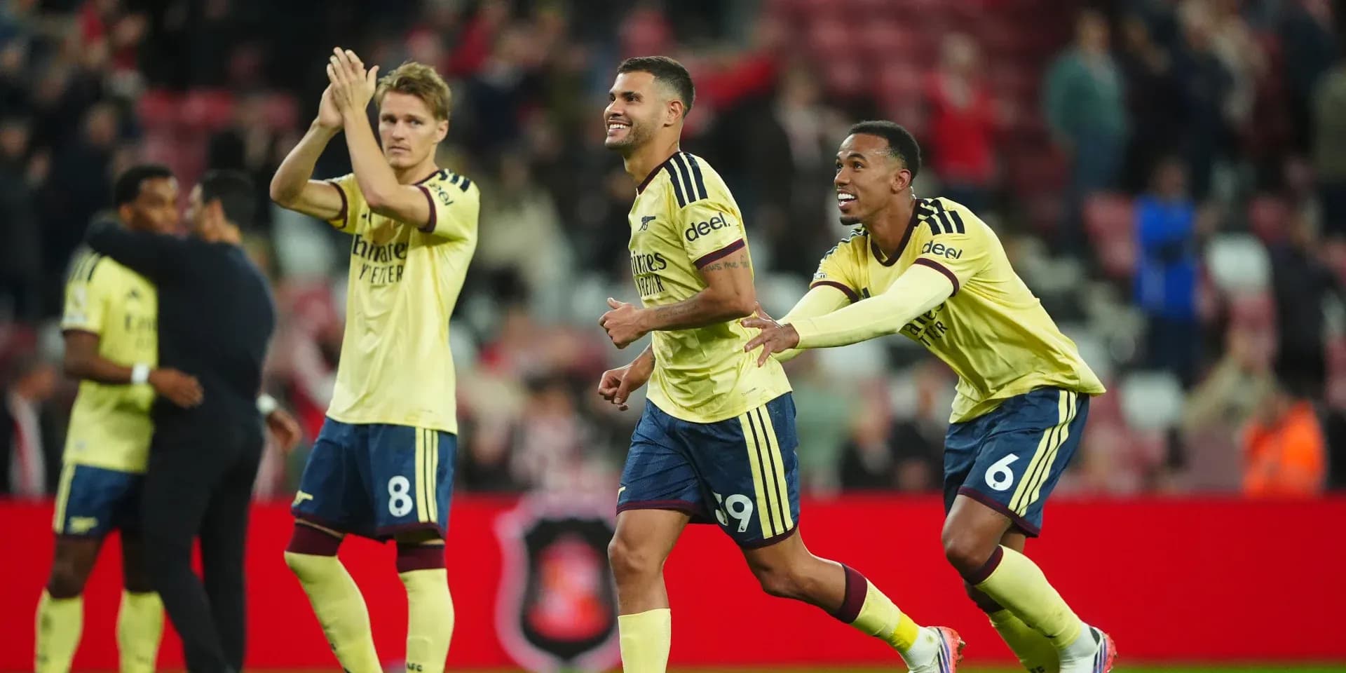 Jugadores de Arsenal celebrando una victoria en el estadio