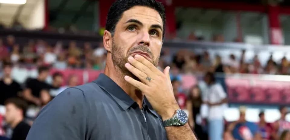 Entrenador en el banquillo observando el partido