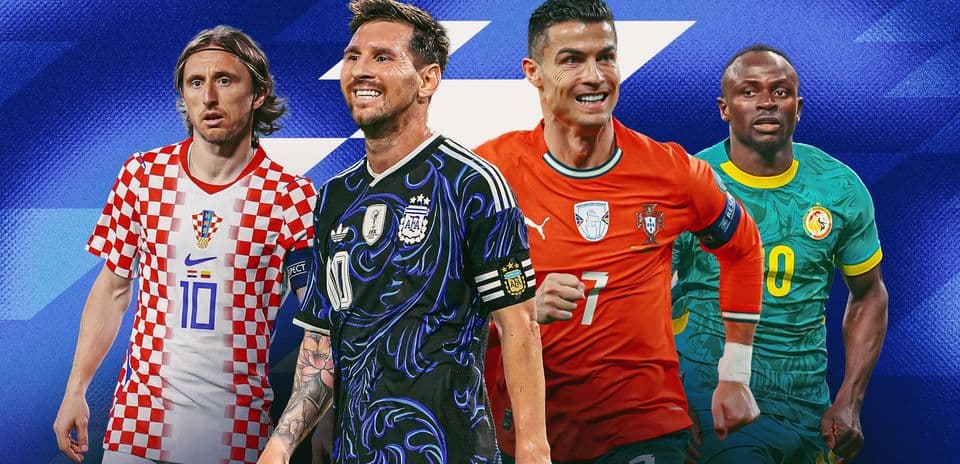 Cuatro futbolistas destacados en uniforme de selecciones