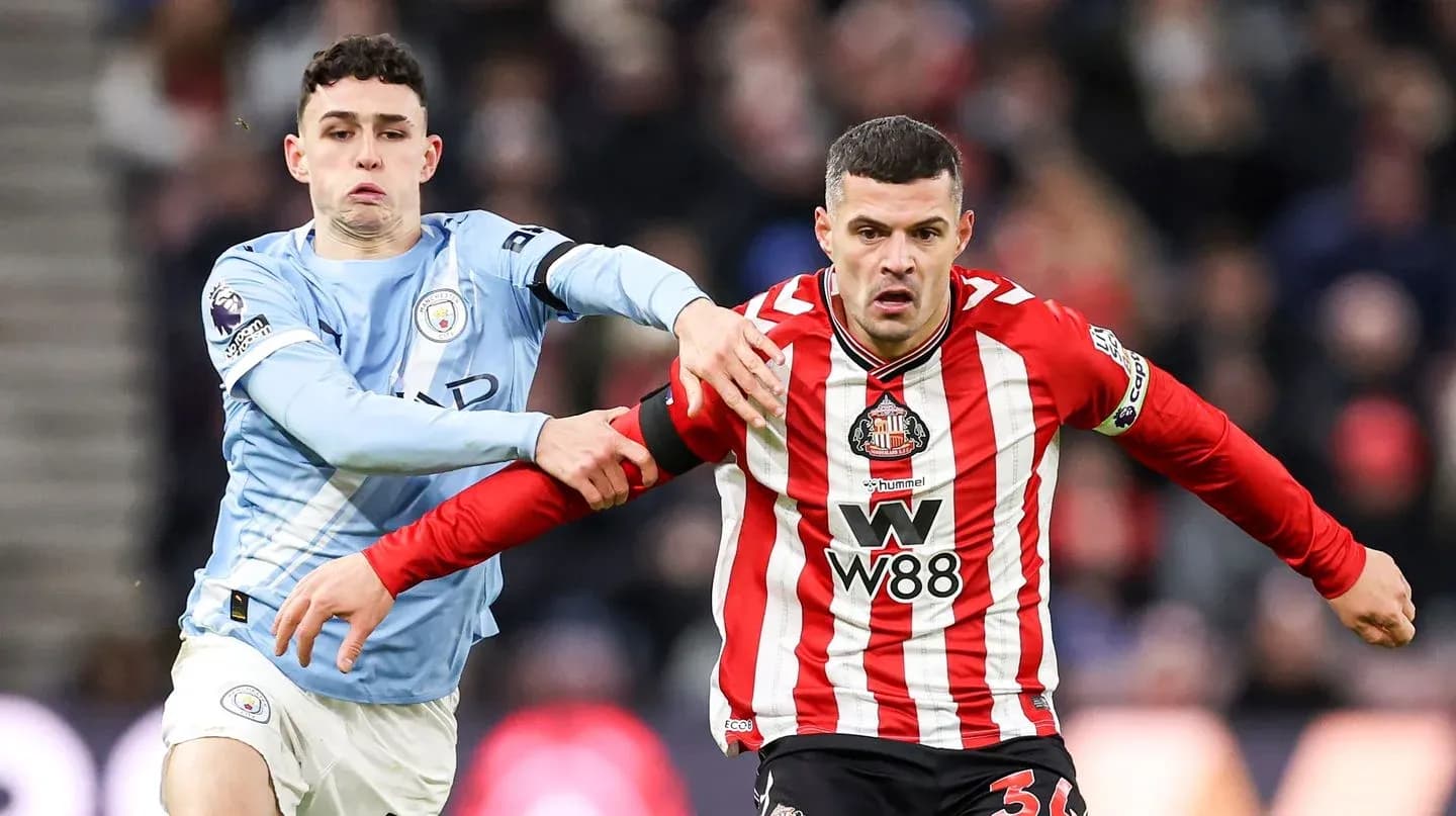 Phil Foden y jugador de Sunderland en acción