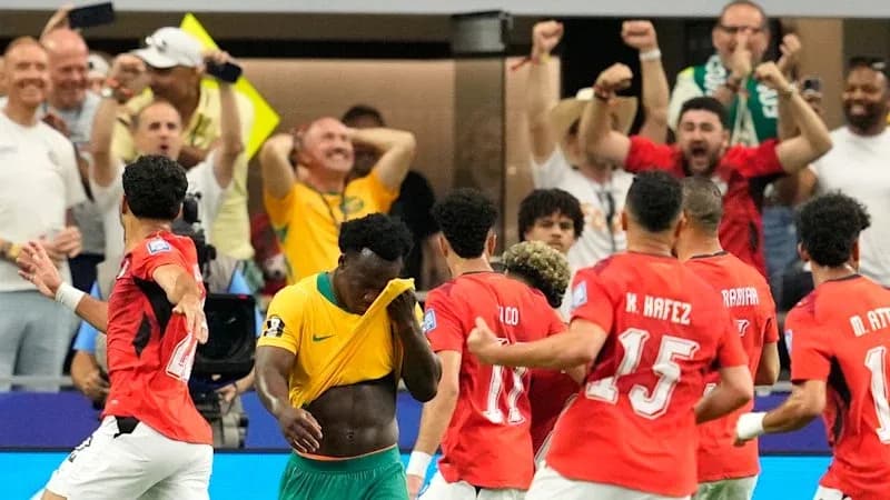 Jugadores celebrando un gol en partido emocionante
