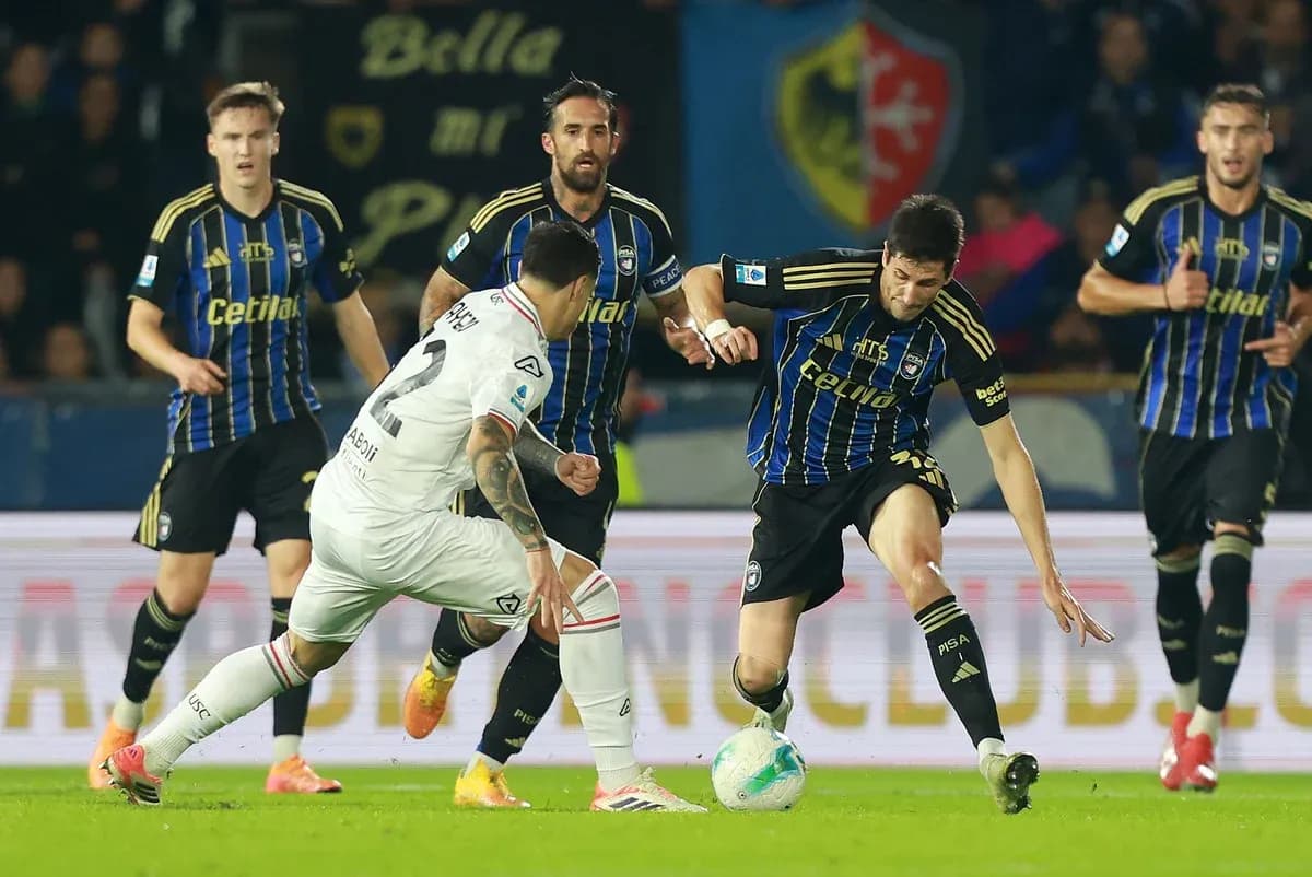 Jugadores compitiendo por el balón en partido