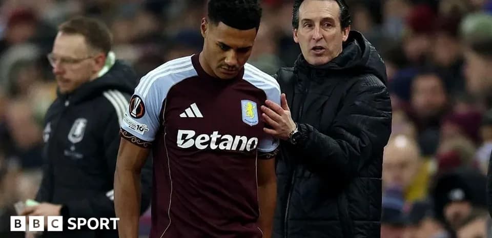 Entrenador hablando con jugador de Aston Villa en el partido