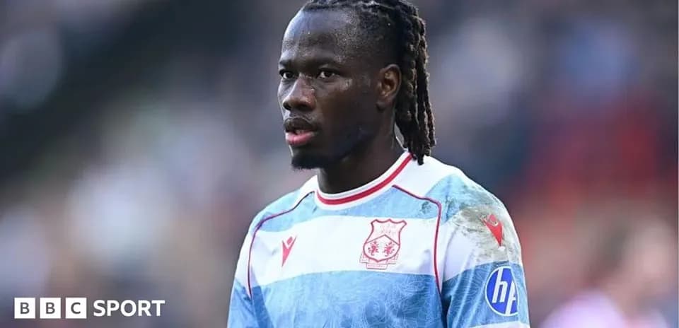 Jugador en uniforme de equipo durante el partido