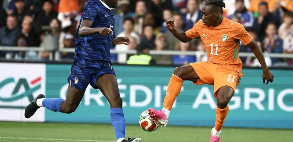 Jugador de Francia y Costa de Marfil en acción