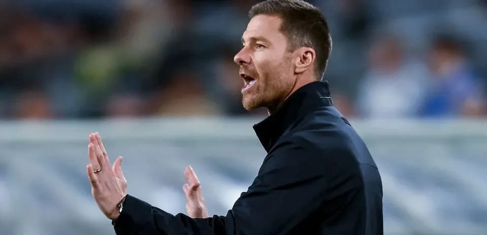 Entrenador dirigiendo instrucciones durante el partido