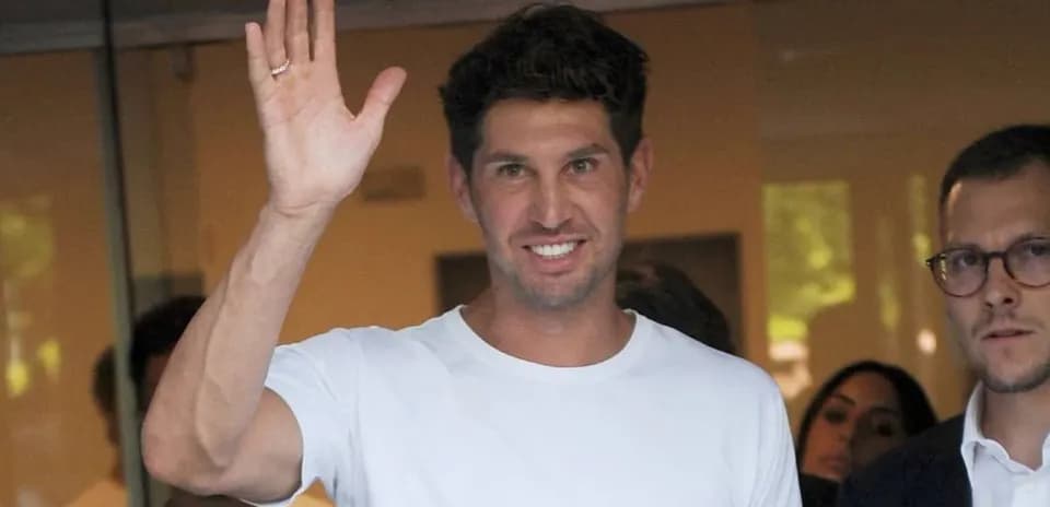 Jugador saludando durante un evento público