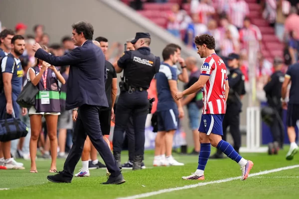 Jugador saliendo del campo tras el partido