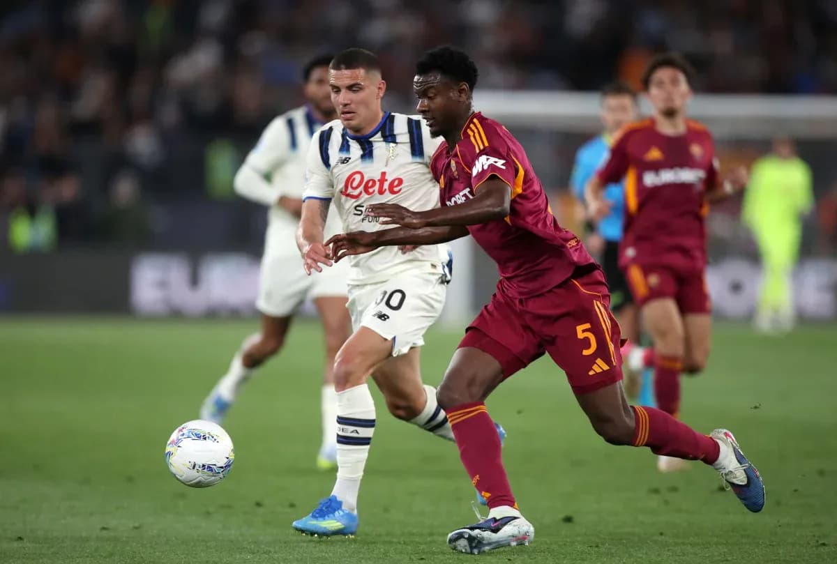 Jugadores de AS Roma y Atalanta en acción