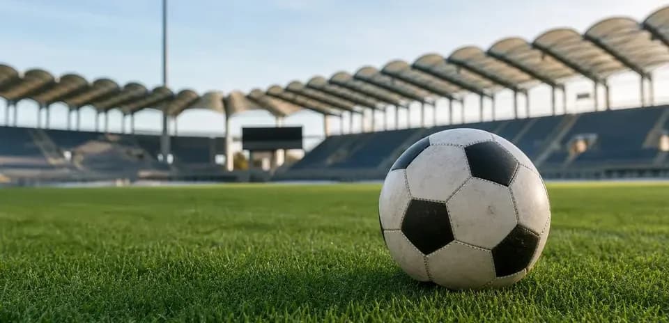 Balón de fútbol en el campo del estadio