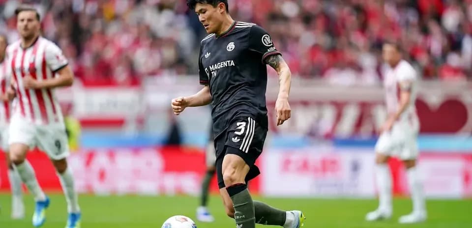 Jugador controlando el balón en el campo de fútbol