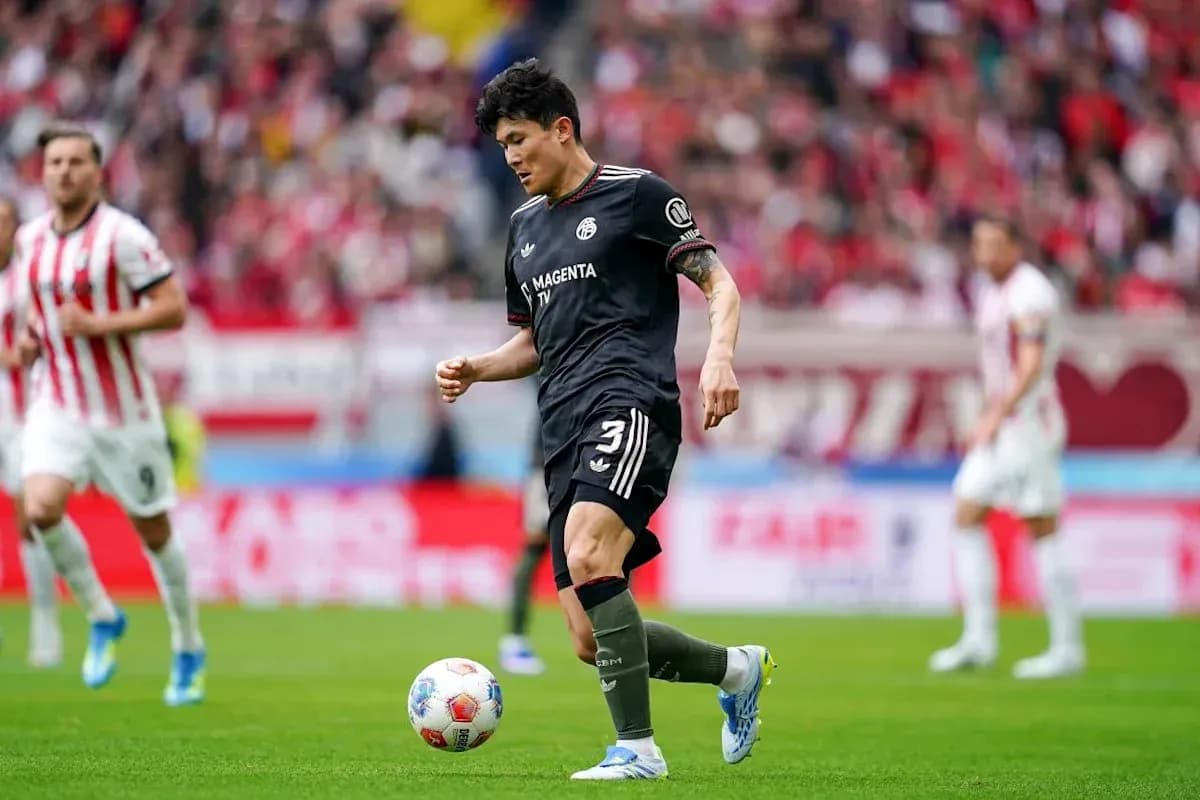 Jugador controlando el balón en el campo de fútbol