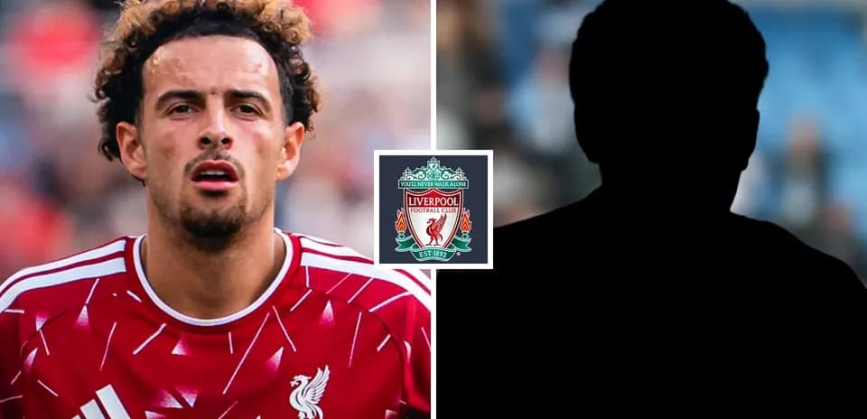 Jugador de Liverpool en uniforme rojo durante un partido