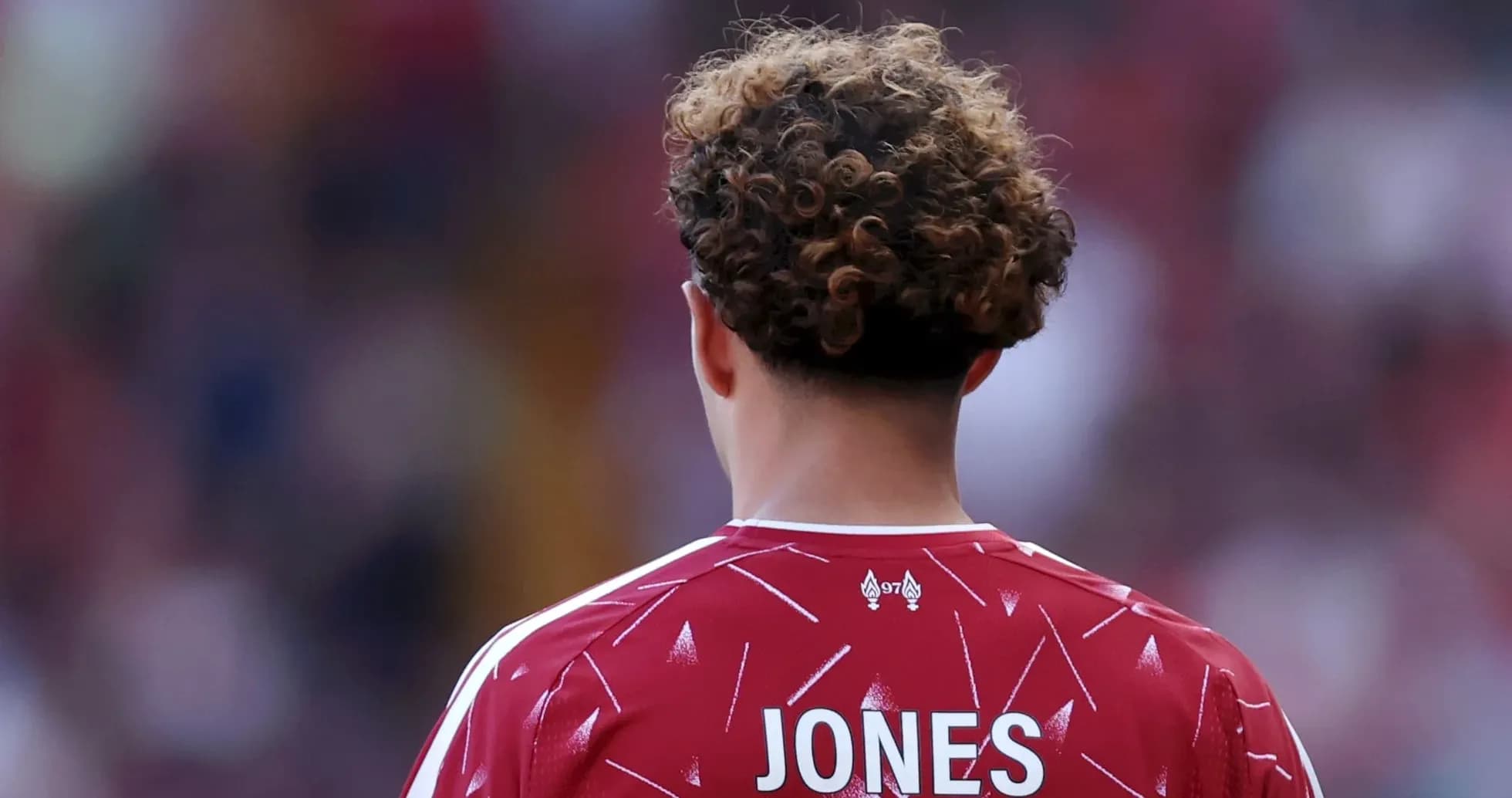 Jugador con camiseta roja, nombre JONES visible