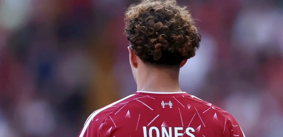 Jugador con camiseta roja, nombre JONES visible