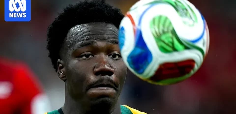 Jugador observando el balón en el aire
