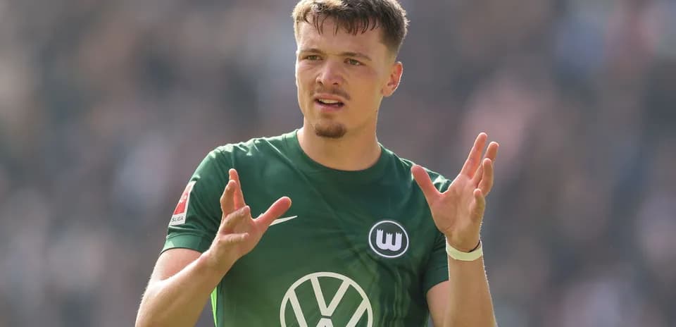 Jugador de VfL Wolfsburg gesticulando durante partido