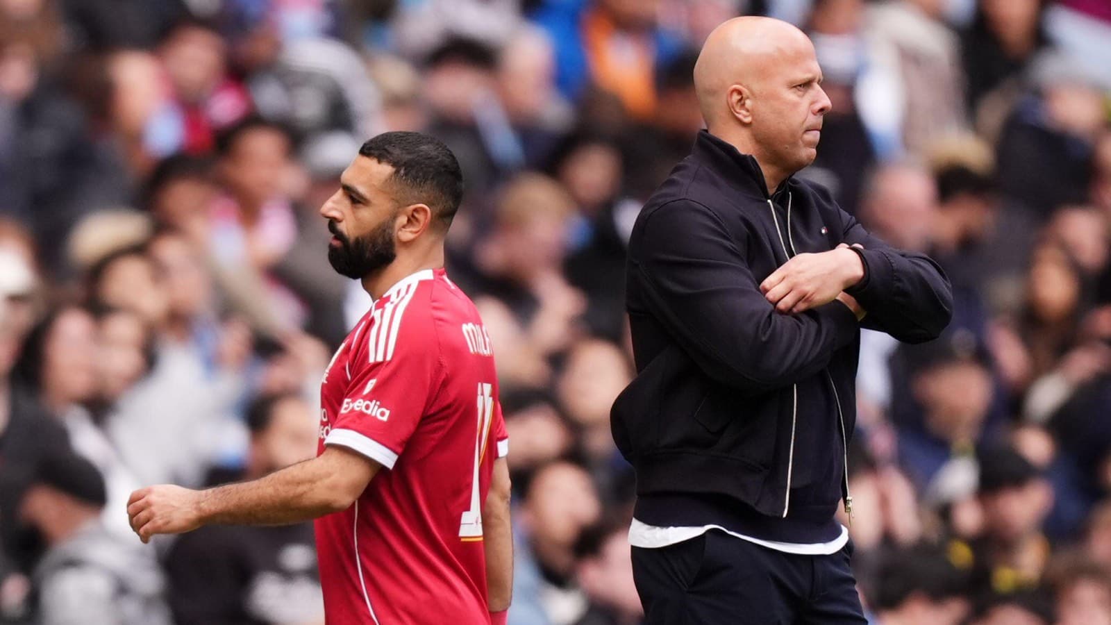 Jugador y entrenador en la banda durante el partido