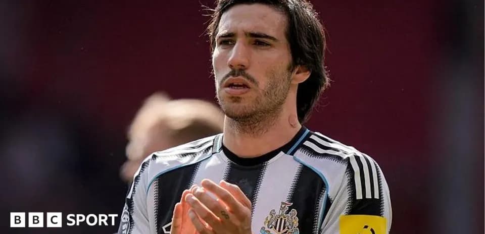 Jugador de Newcastle United aplaudiendo en el campo