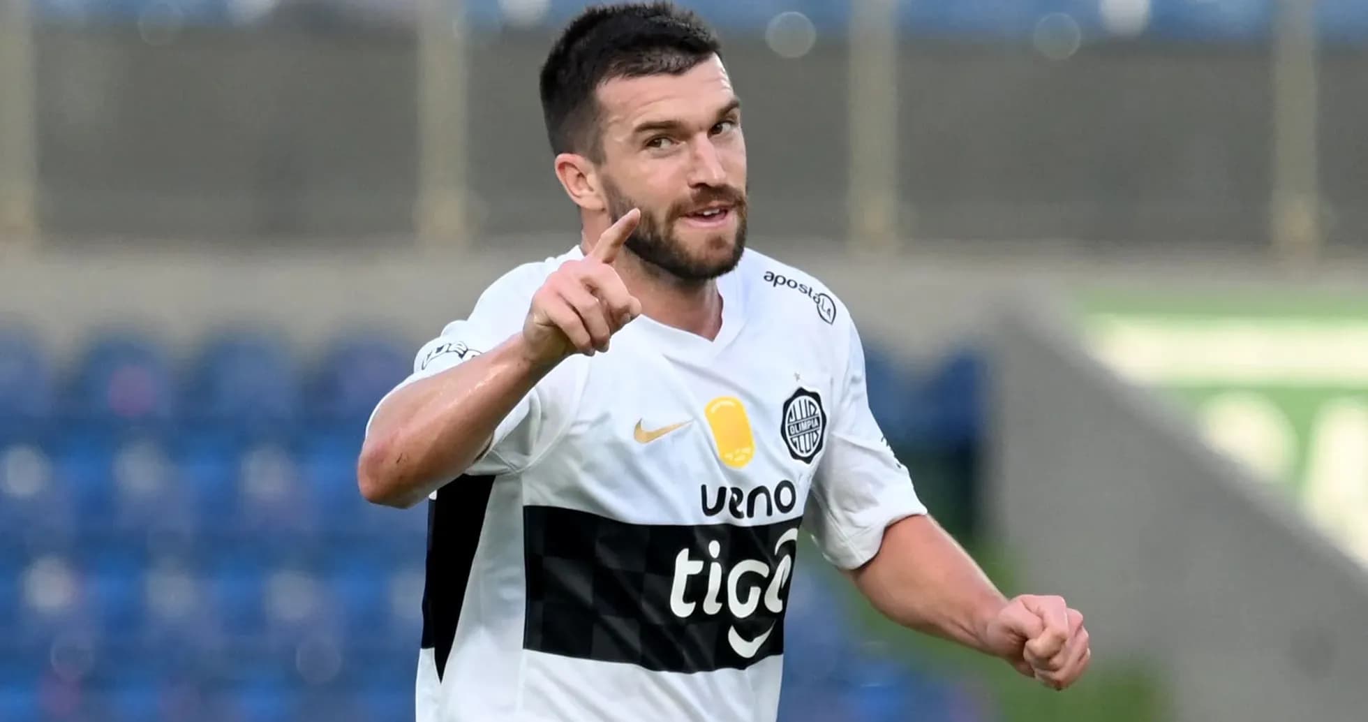 Jugador celebrando un gol en el campo de fútbol