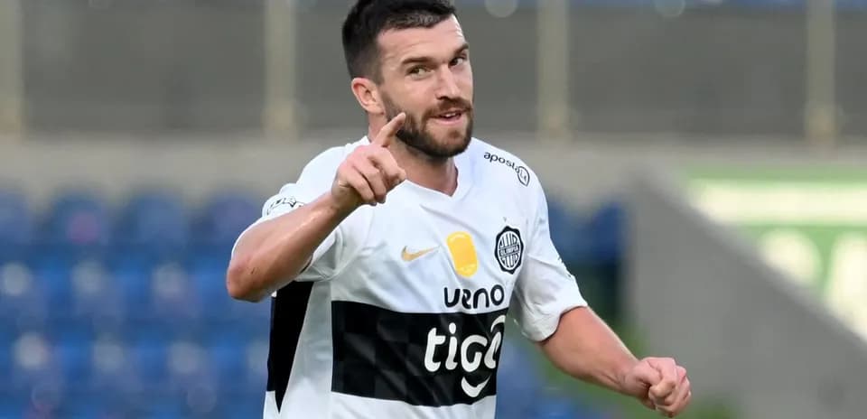 Jugador celebrando un gol en el campo de fútbol