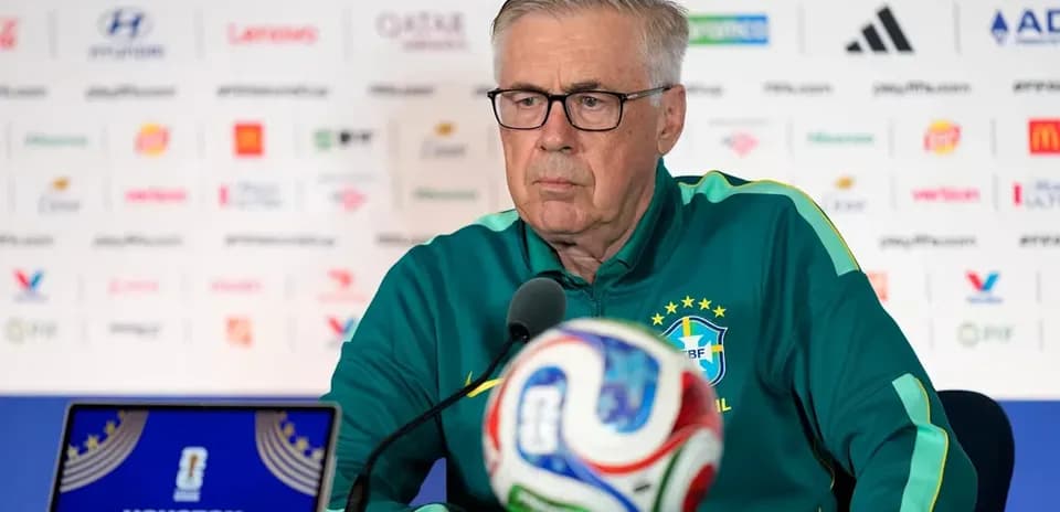 Entrenador en rueda de prensa con balón de fútbol