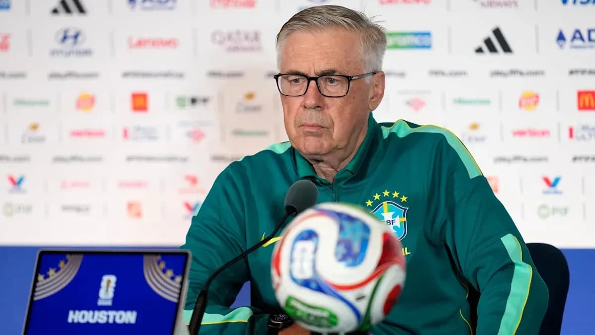 Entrenador en rueda de prensa con balón de fútbol
