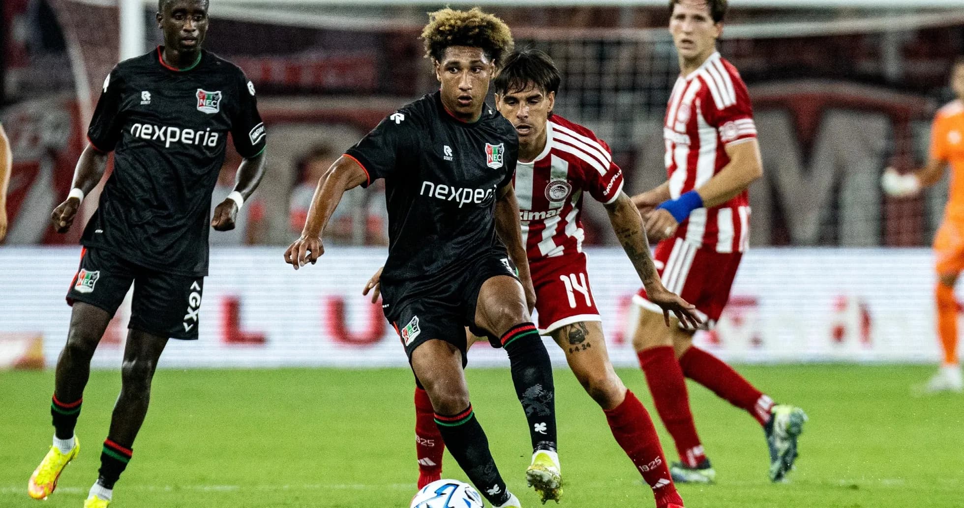 Jugadores de NEC y Olympiakos durante el partido